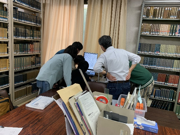日本史学合同研究室にマイクロフィルムリーダを設置（2023年9月