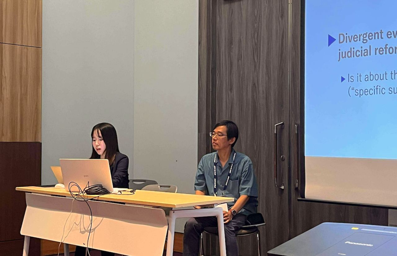 写真左より法学研究科・羽渕有稀さん、濱中新吾・法学部教授