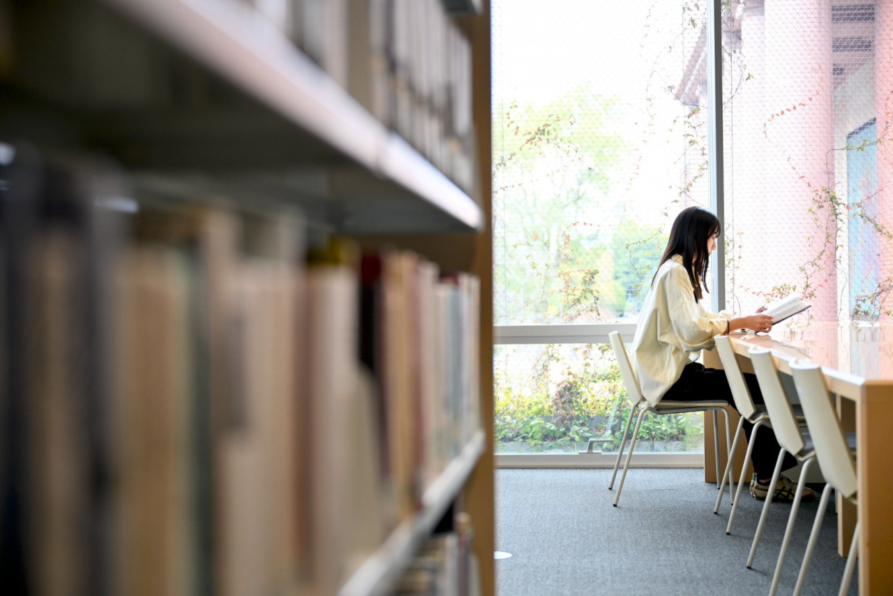 写真：本学深草図書館 閲覧・学習エリア